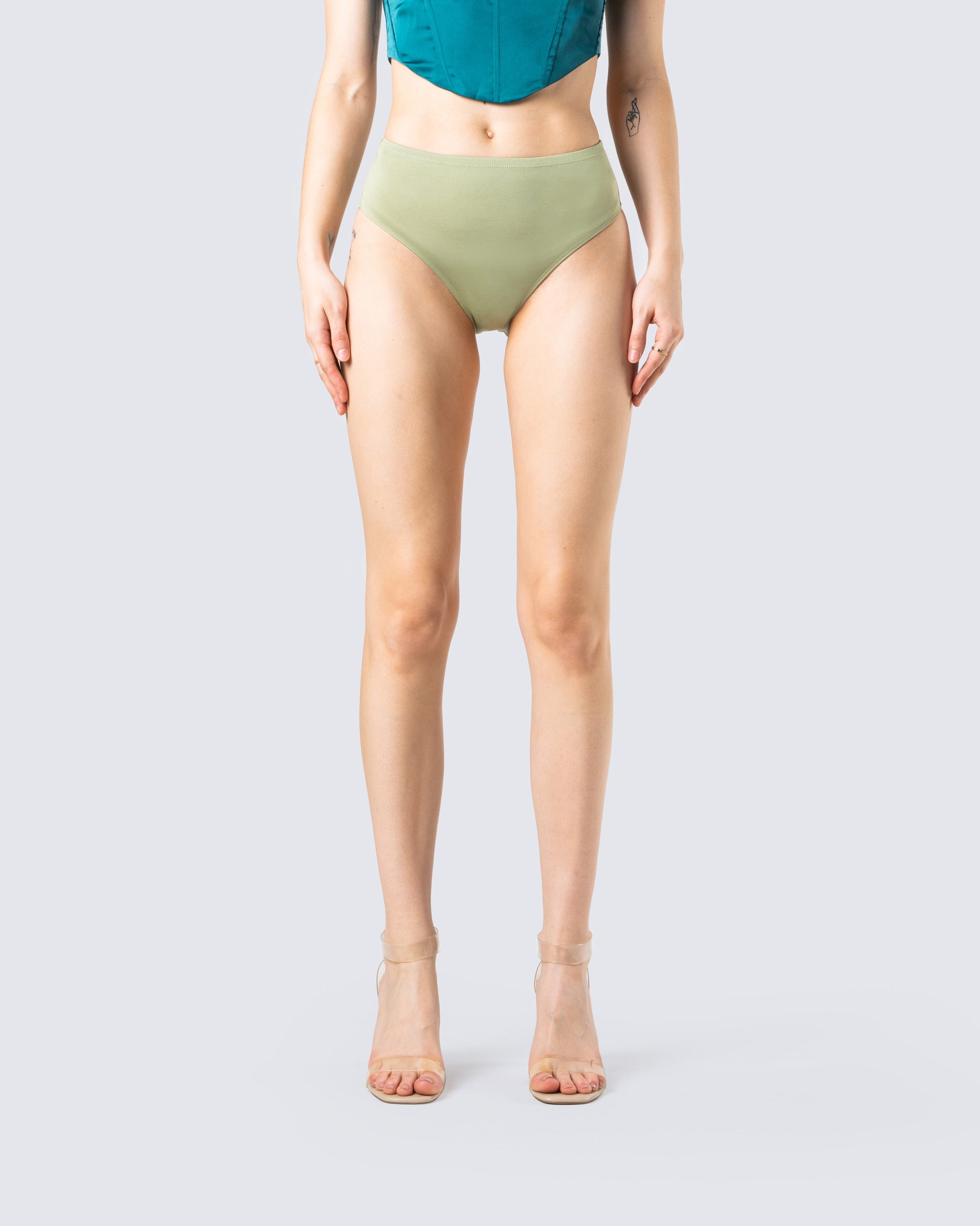 Jonas Green Booty Short model front