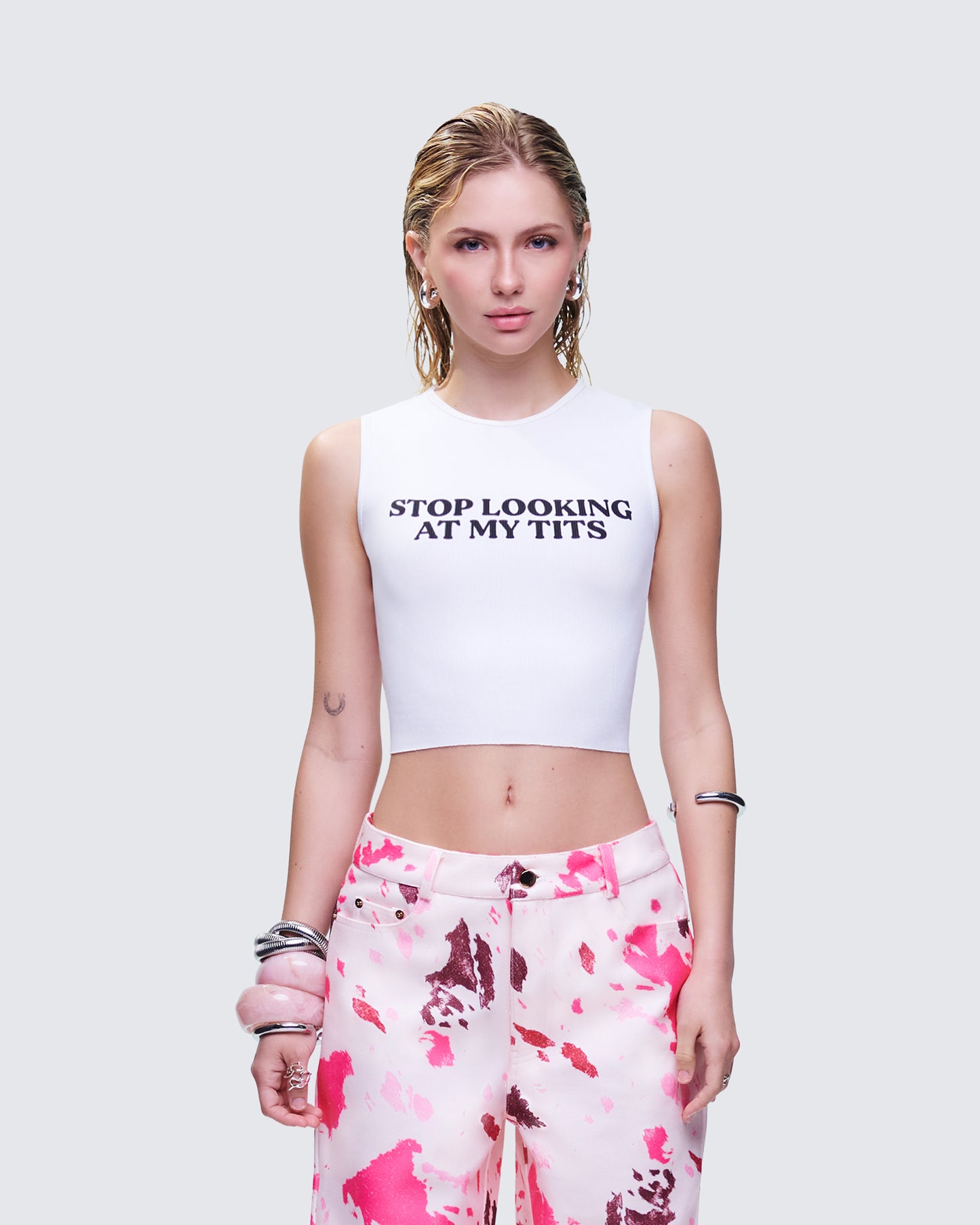 Nicolette White Rib Graphic Top model front