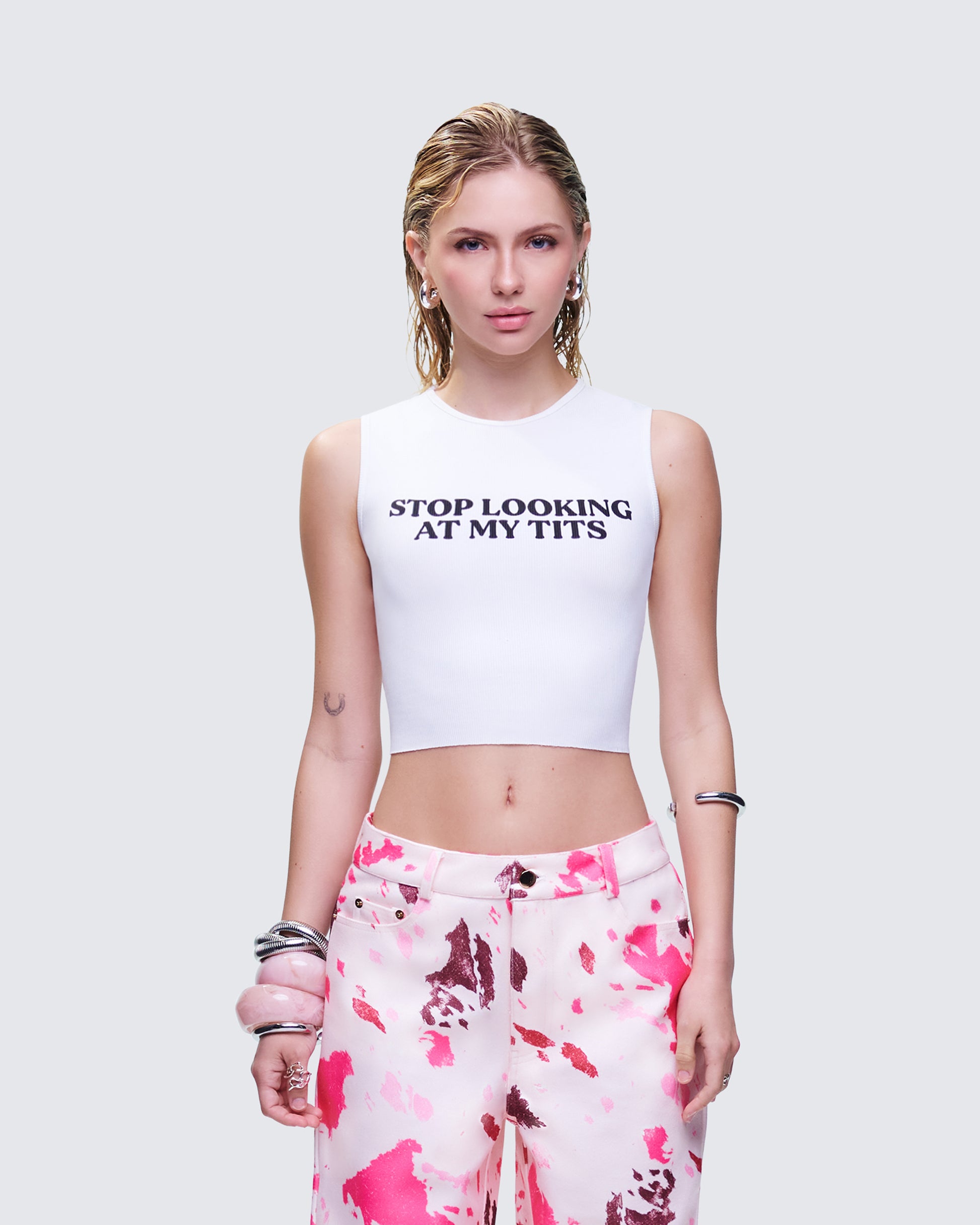 Nicolette White Rib Graphic Top model front